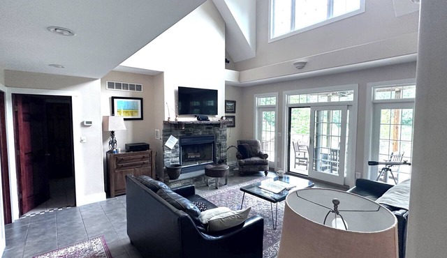 Spacious 5-bedroom Chalet by the Pond. Elk Mountain Ski Resort and Golfing