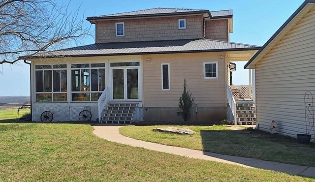 Spacious 5-bedroom overlooking Kaw Lake in Ponca