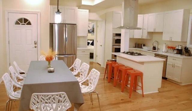 Spacious 5BR/5BA Group Stay w/Game Room + Parking, Sleeps 12, Central Location in Pittsburgh