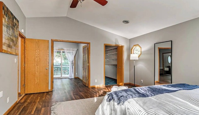 Spacious 6-bed 3-bath retreat next to park—ideal for family & group getaways in Ames