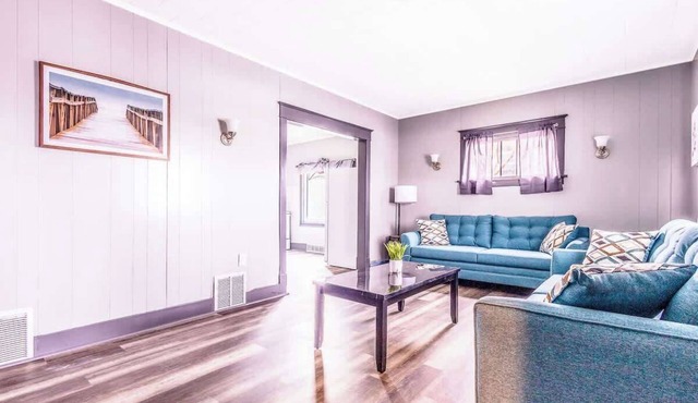 Spacious 6BR 2BA in Niagara Falls.