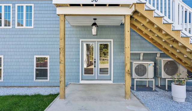 Spacious 7-bedroom house with WiFi and AC in fabulous Pine Point Scarborough
