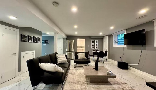Spacious and Luxurious 2BR Suite with Huge Windows