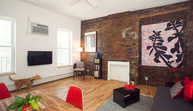 Spacious, Bright Artist Loft:Clean/WiFI/free prking/washr/dryr