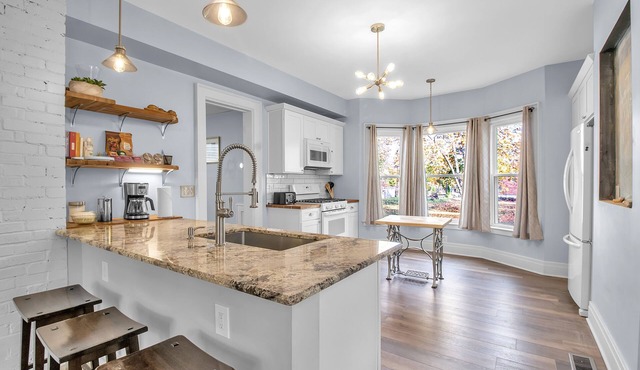 Spacious Historical Home by Parks, Shops, 4bd 2ba Save Weekly & monthly.