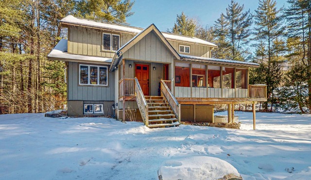Spacious house, dog-friendly, hot tub, fire pit, bbq, balcony, yard, w/d, wifi