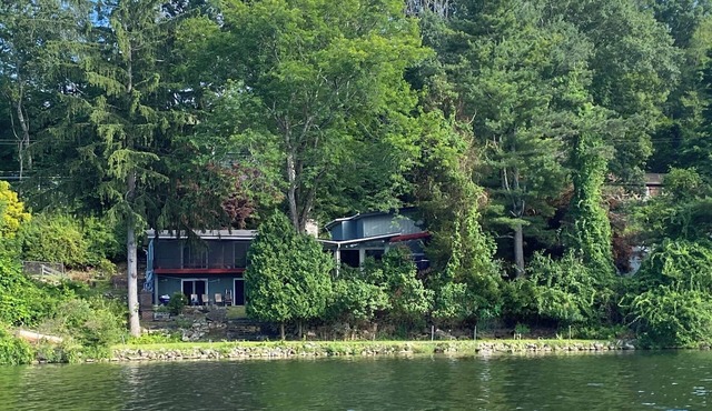 Spacious Lake Retreat, Stunning Sunset Views, Private Outdoor Entertaining.
