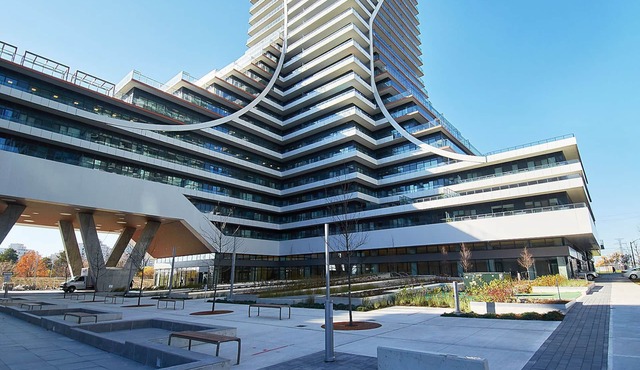 ★Spacious Lakeview Condo Near Downtown (Sleeps 6 adults + 2 kids)★