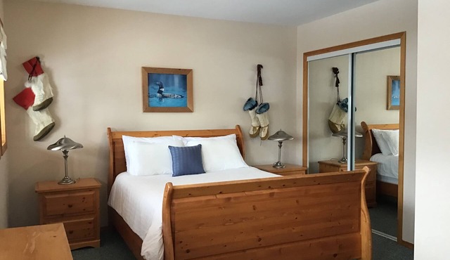 Spacious luxurious three bedroom chalet at Apex with hot tub.Pet friendly! in Penticton