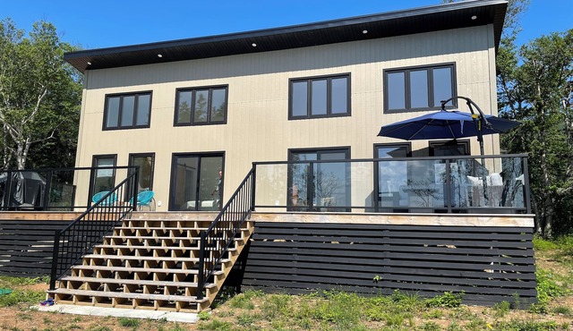 Spacious Oceanfront Retreat Moments from the Cabot Trail in Sugar Loaf