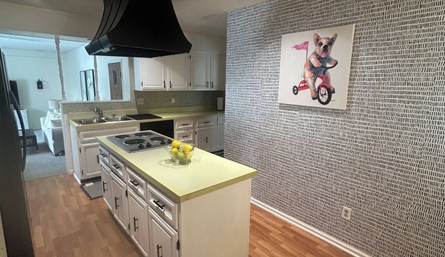 Spacious & quiet near hospitals, shopping, CVNP, and casinos with game room