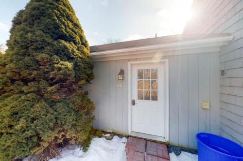 Spacious single-level duplex with fast WiFi, two full kitchens, deck, & yard