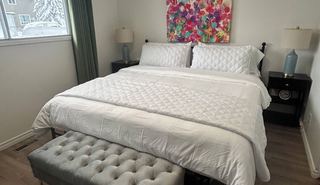 Spacious Space, Sleeps 8, Close to Spruce Meadows in Calgary
