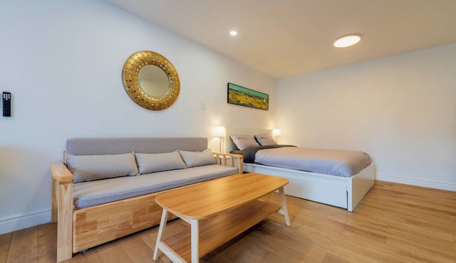 Spacious Studio for 4 | Full Kitchen + Laundry in Montréal