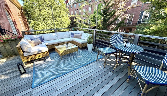 Spacious West End Retreat. Walk Everywhere, Prime Location. 5 BR/3BTH. 6 BEDS.