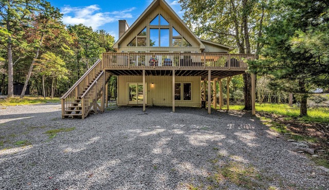 Spectacular Chalet, Hot Tub ,Pool Table, Foosball Table, Fire Pit, Lake & Beach