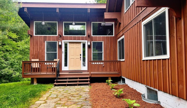 Spring Vermont Ski House- Salt Hot Tub, Fire Pit, Pets, 10 min to MT Snow