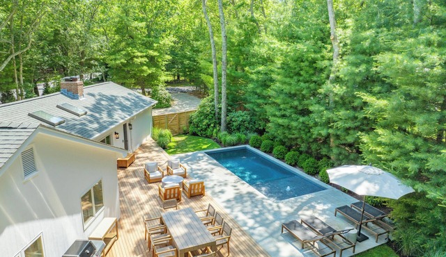 Springs Retreat: Fully Renovated Home, New Gunite Pool, Walk to Bay & Rita's