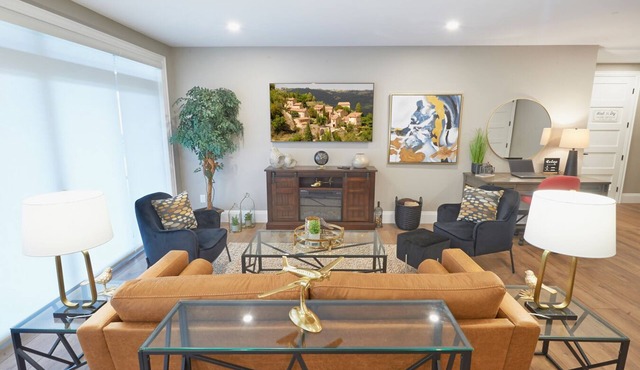 SRS Sunrise Suite ~ Private 2 King Apartment with Parking