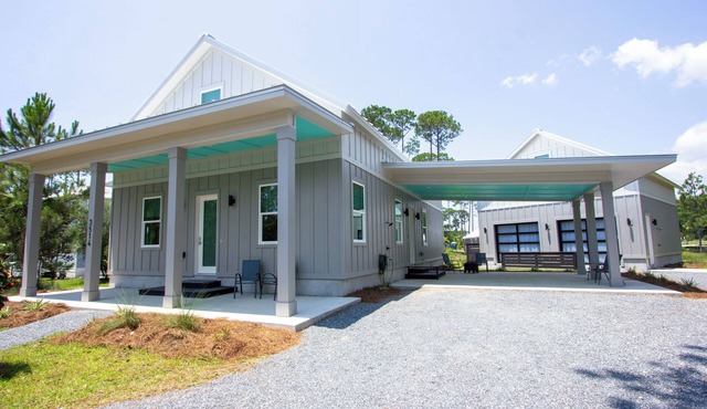 Starry Night: 3,800 sqft, 1-min to Beach! - Resort Pool, Dog Friendly! in Carrabelle