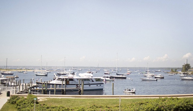 Stay In The Center Of Everything, Beach, Shopping & Dining Steps From Your Door.