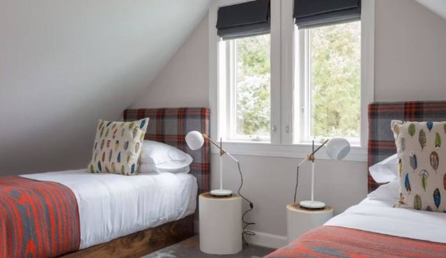 Stay Steps from It All – Trails, Restaurants & Shops from This Cozy Lodge