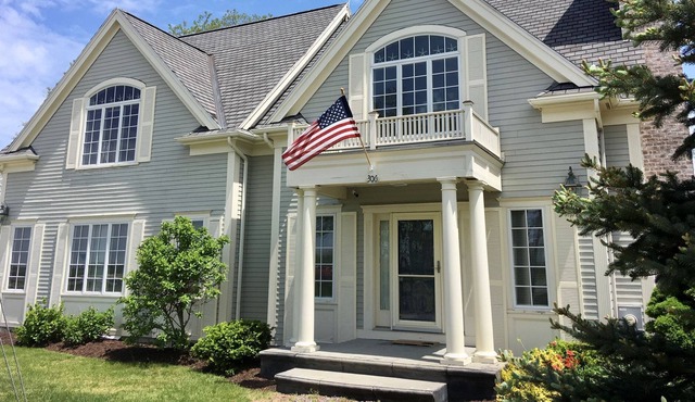 Steps to Millway Beach-Water views-Large Family Friendly Home, Pets OK, A/C, Wifi