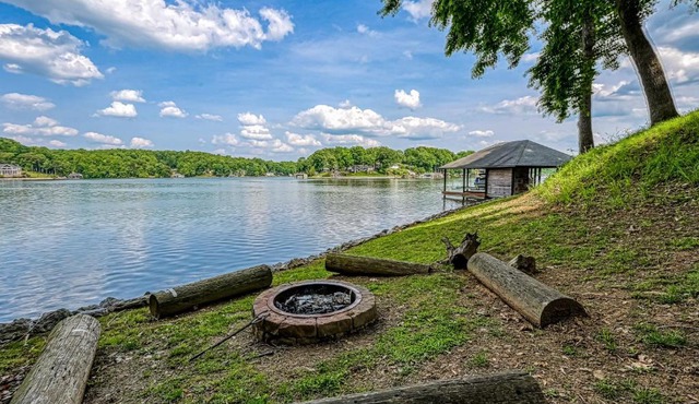 Still Waters - Lakefront luxury home with views, dock, home theater & game room in Goodview