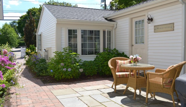 Stonington Cottage in the BORO-close to downtown Mystic, CT and Watch Hill, RI