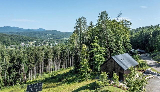 Stowe Getaway, Mtn Views + Ski/Bike Storage