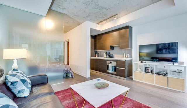 Stunning 1BR Executive Suite in Popular King West