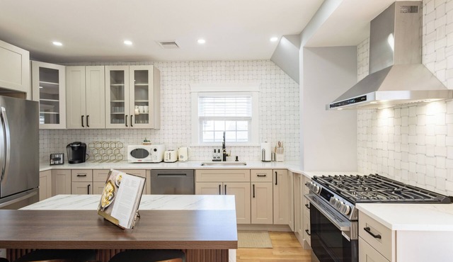 Stunning 4BR2BA w Parking/Near Downtown/+Parking