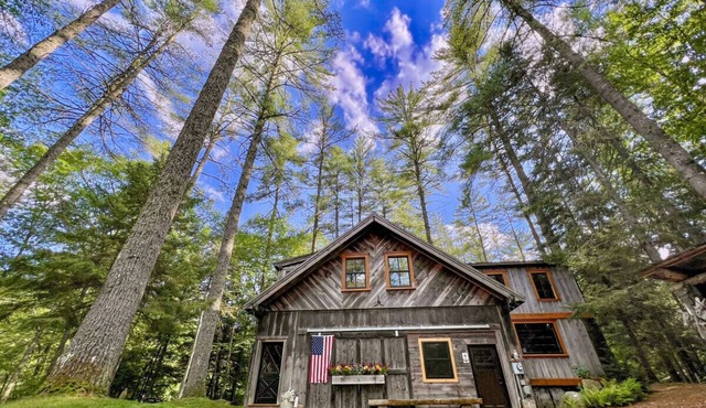Stunning custom bld-riverside-pet/family friendly