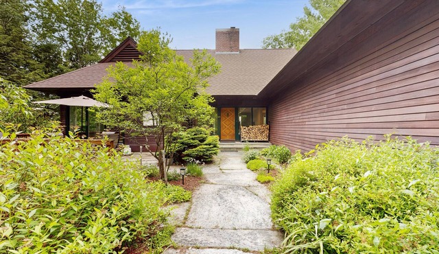 Stunning home w/hot tub, views & Quechee Club access