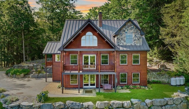 Stunning Lake Views + Fall Colors @ Gunstock - 4 BR Sleeps 10, Dog-Friendly Home