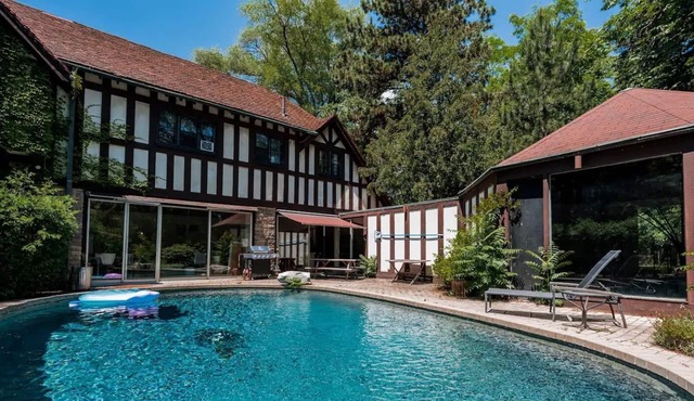 Stunning & Spacious Heritage Home in Bridal Path