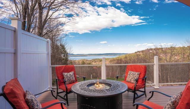 Stunning views and enormous porch! Luxurious 4 bed/4 bath by Winni & Gunstock!