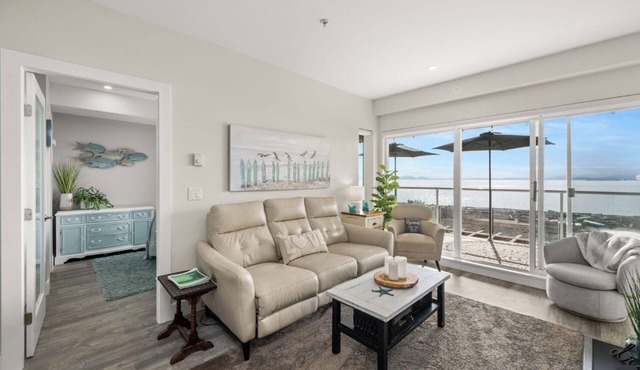 Stunning waterfront property- wake up and fall asleep to the sound of the ocean in Delta