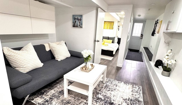 Stylish 1 Bedroom Apartment close to Bloor West Village