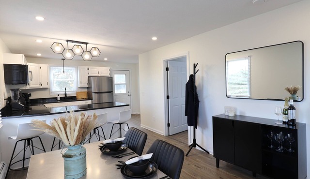 Stylish 2 Bedroom Apartment, Close to Everything!
