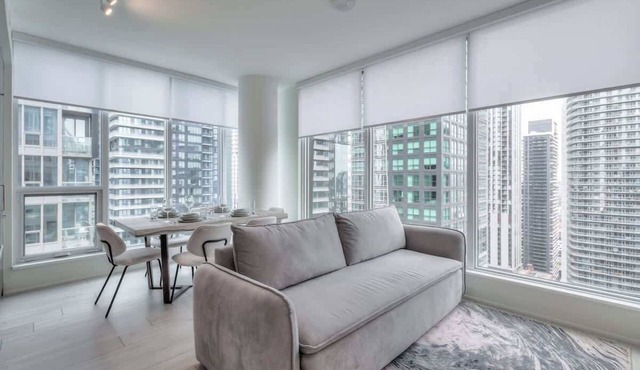 Stylish 2BR in Entertainment District + Fast WiFi