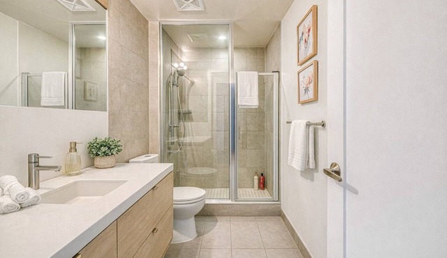 Stylish 2BR Toronto Retreat at Clarence Square