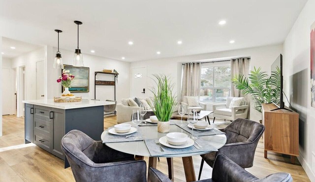 Stylish 3BR Home, Close to Restaurants/Shops