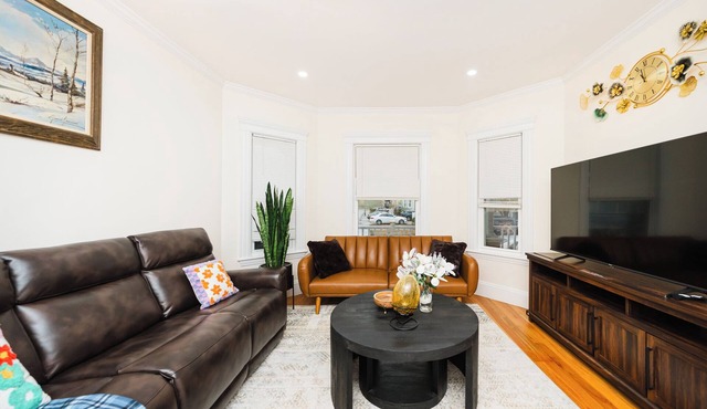 Stylish 4 Bedroom Townhouse in Boston, Walkable to Train, Quiet & Safe Area 76