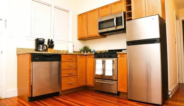 Stylish Apartment in Malden. 20 min from Boston