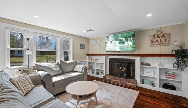Stylish Cape Escape | Walk to Beach | Central AC