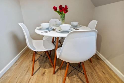 Stylish Newark 2BR | Great WFH, WiFi, Near Transit
