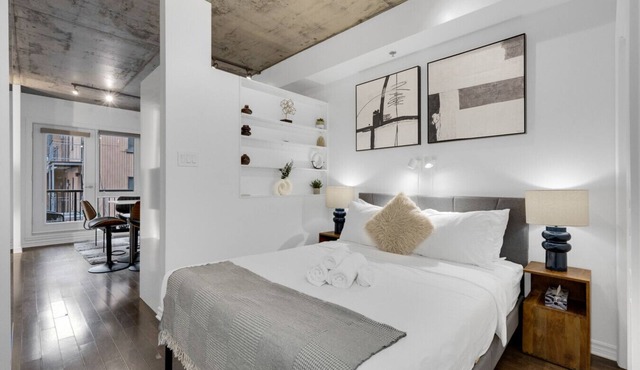 Suite 306 Downtown Montreal | W/Balcony, Queen Bed, Sofa Bed, Parking & 55` TV