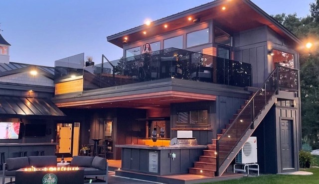 Sully's Garage Par 3-Luxury Private Golf Experience