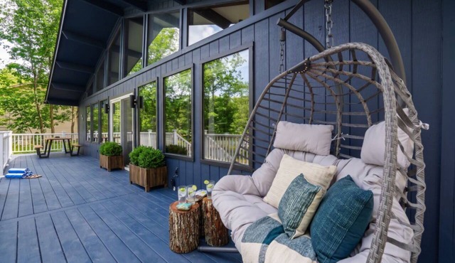 Summer Oasis: Hot Tub, Huge Yard, Pool + Lakes